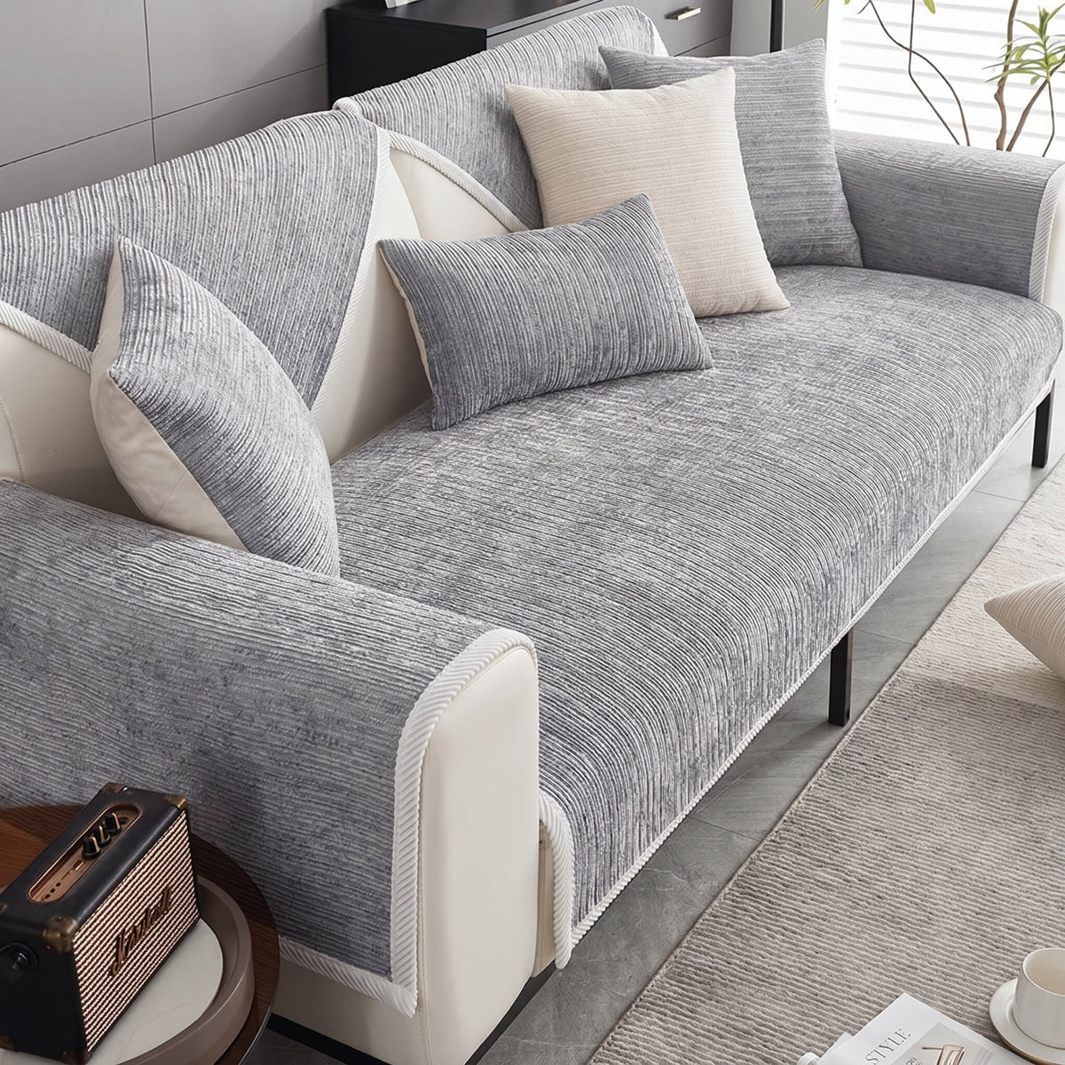 Strukturierte Chenille Sofa-Schonbezug mit rutschfester Unterseite - Slipcovers - Grau - Voldeva