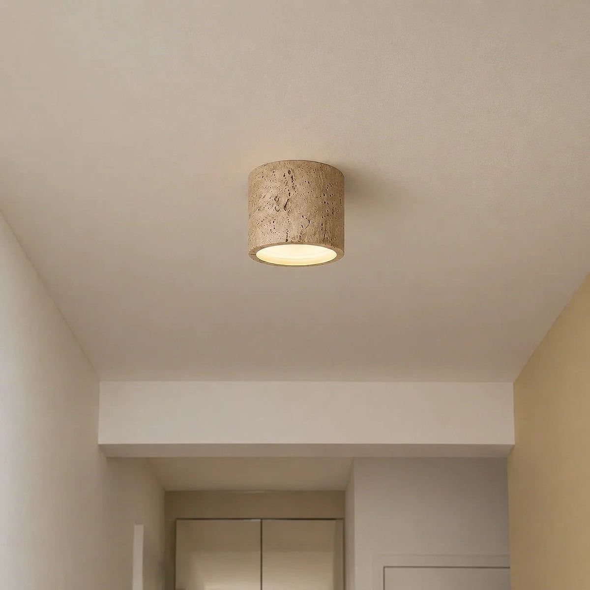 Zylindrische Deckenleuchte im Wabi-Sabi Design mit Travertin-Optik - Ceiling Light Fixtures - Beige - Voldeva