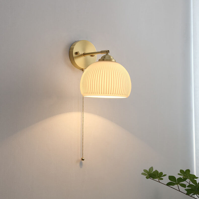 Wandleuchte mit Glasschirm und Zugschalter im Nordic-Stil