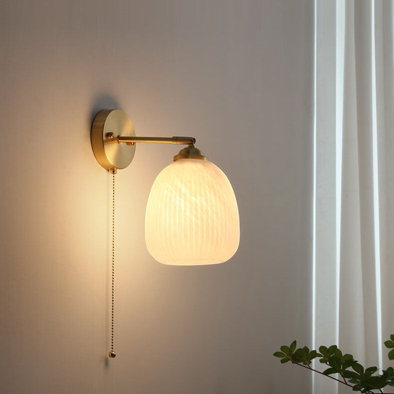 Wandleuchte mit Glasschirm und Zugschalter im Nordic-Stil