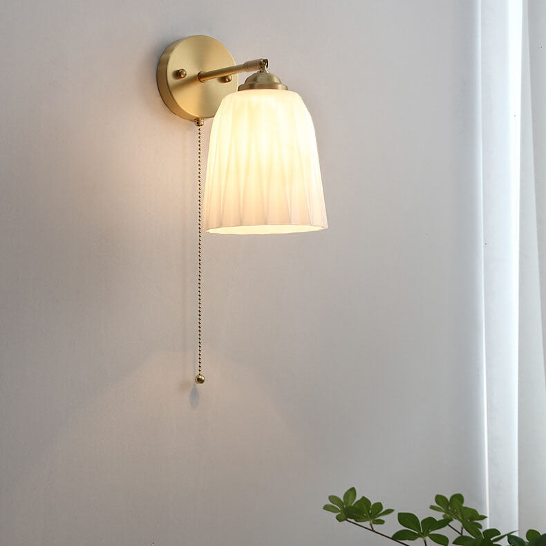 Wandleuchte mit Glasschirm und Zugschalter im Nordic-Stil