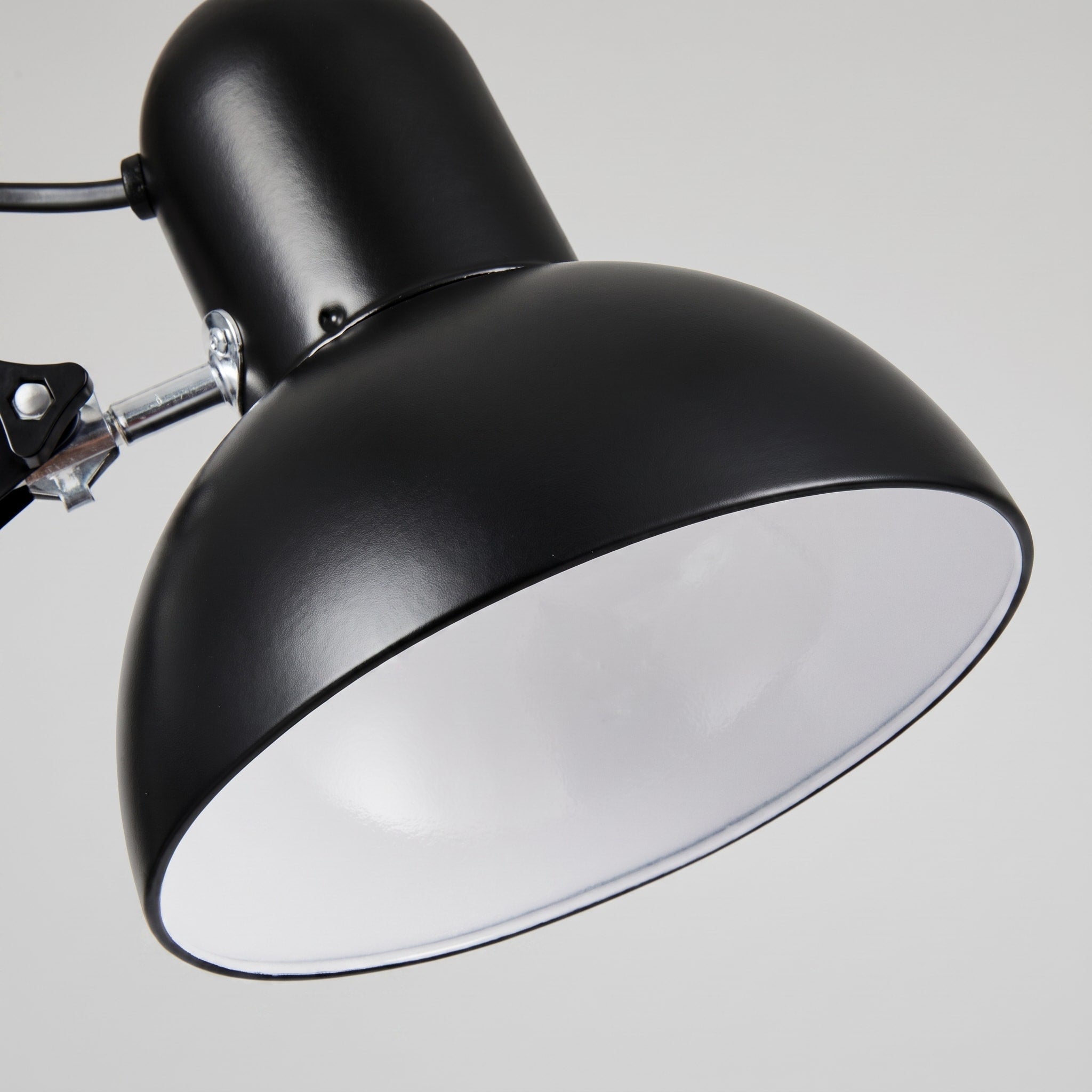 Klemmleuchte mit verstellbarem Schwenkarm und Metallgehäuse