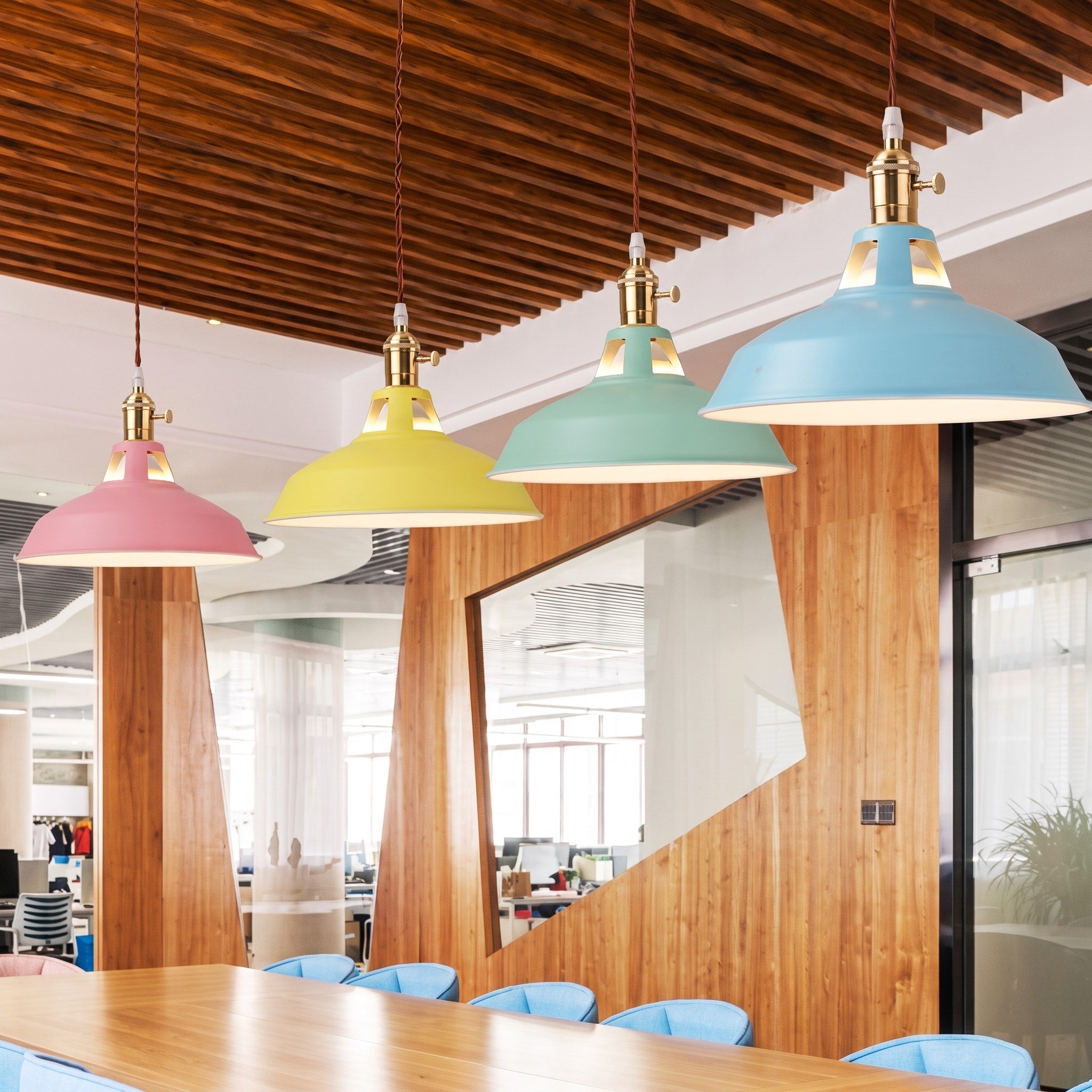 Industrielle Pendelleuchte mit Metallschirm im Retro-Design