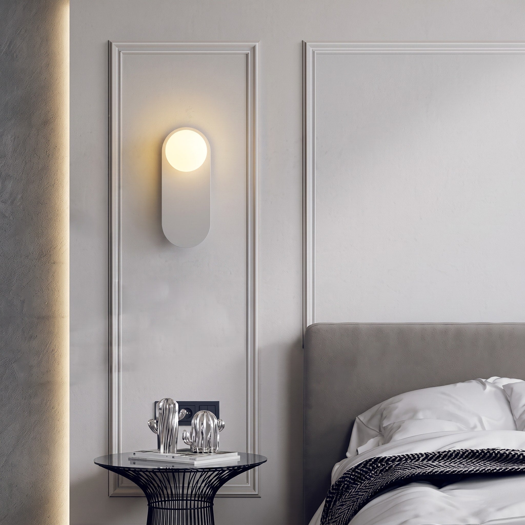 Moderne Wandleuchte mit Kugel und ovalem Sockel