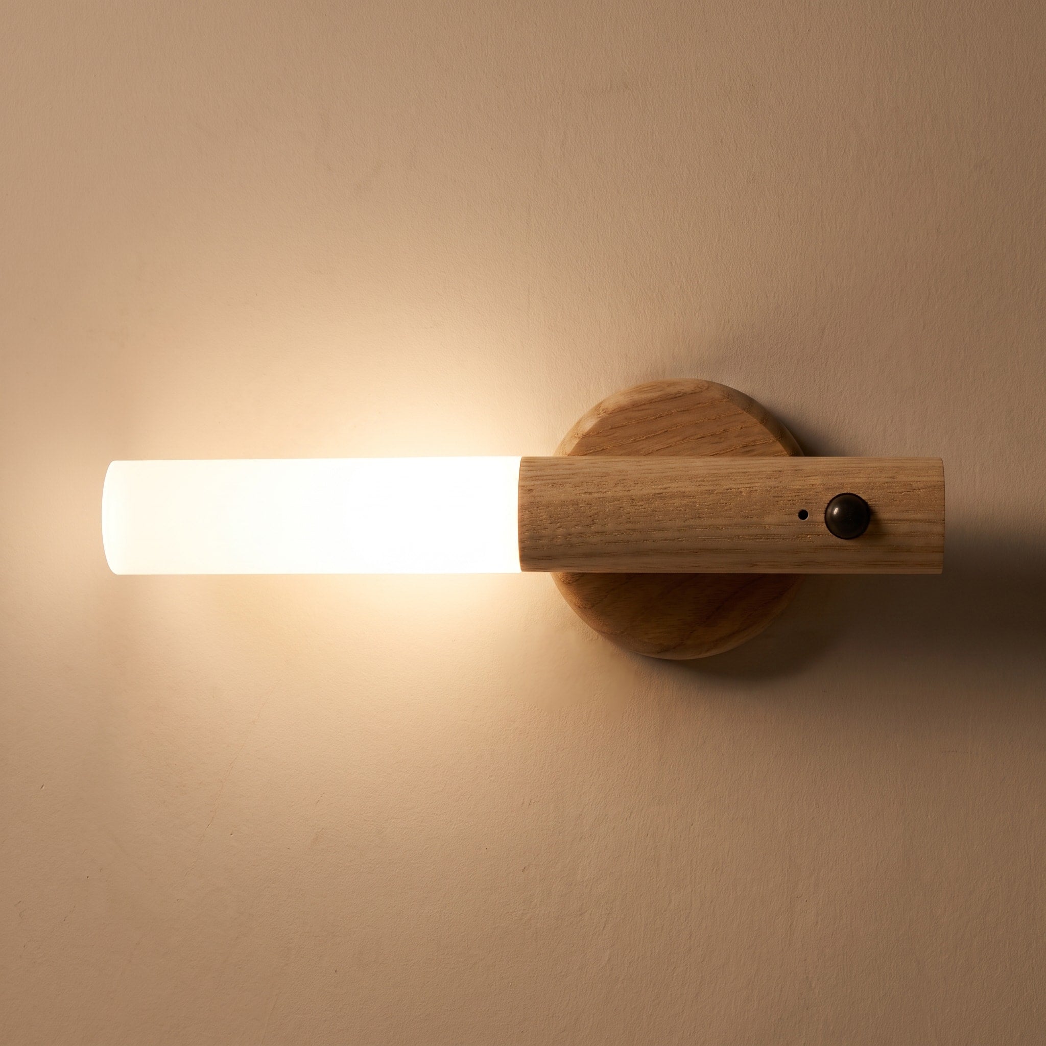 Kabellose LED Wandleuchte mit Bewegungsmelder und Holzdesign