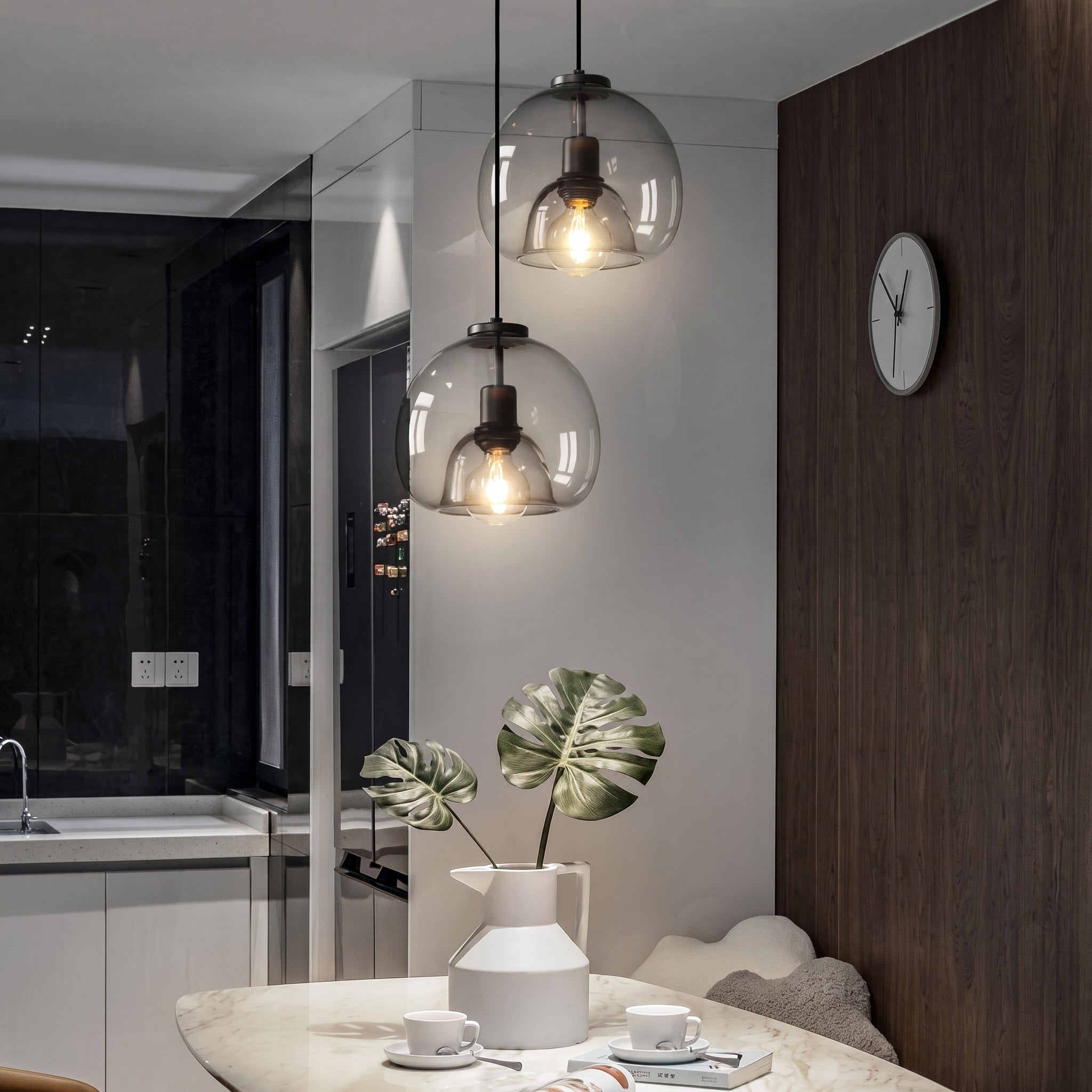 Kugelförmige Glas-Pendelleuchte im minimalistischen Design