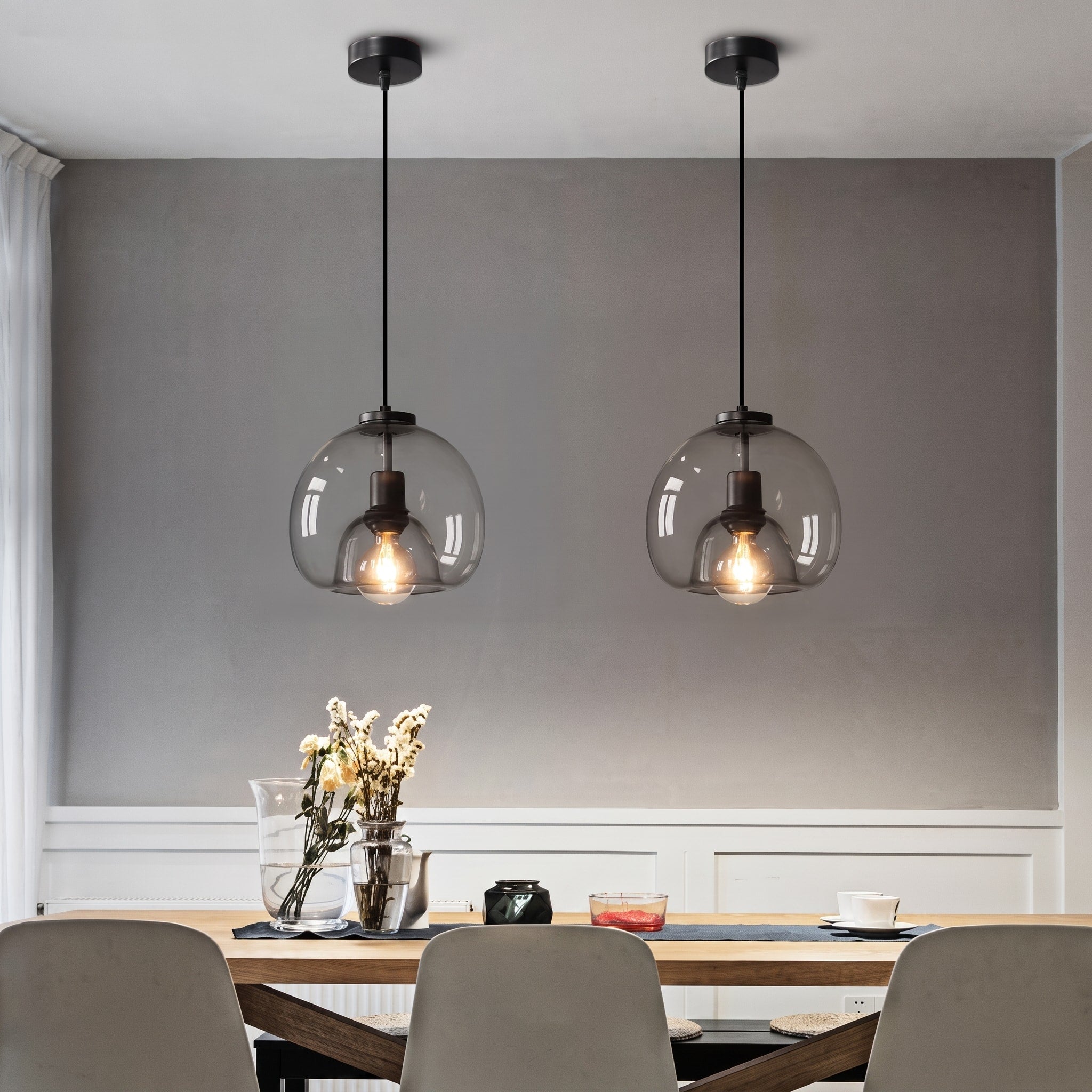 Kugelförmige Glas-Pendelleuchte im minimalistischen Design