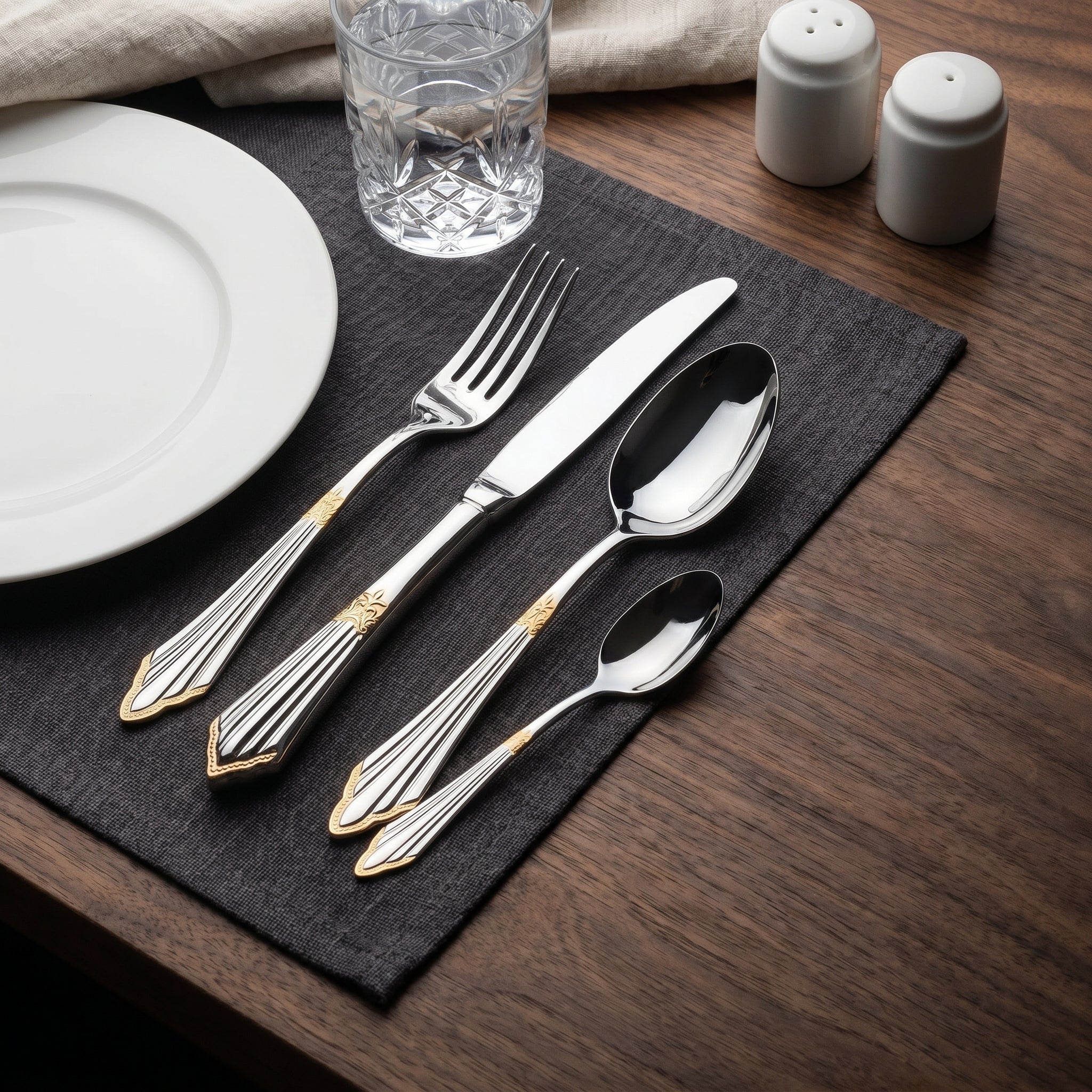 4 - teiliges Besteckset mit goldenen Details - Besteckset - Voldeva