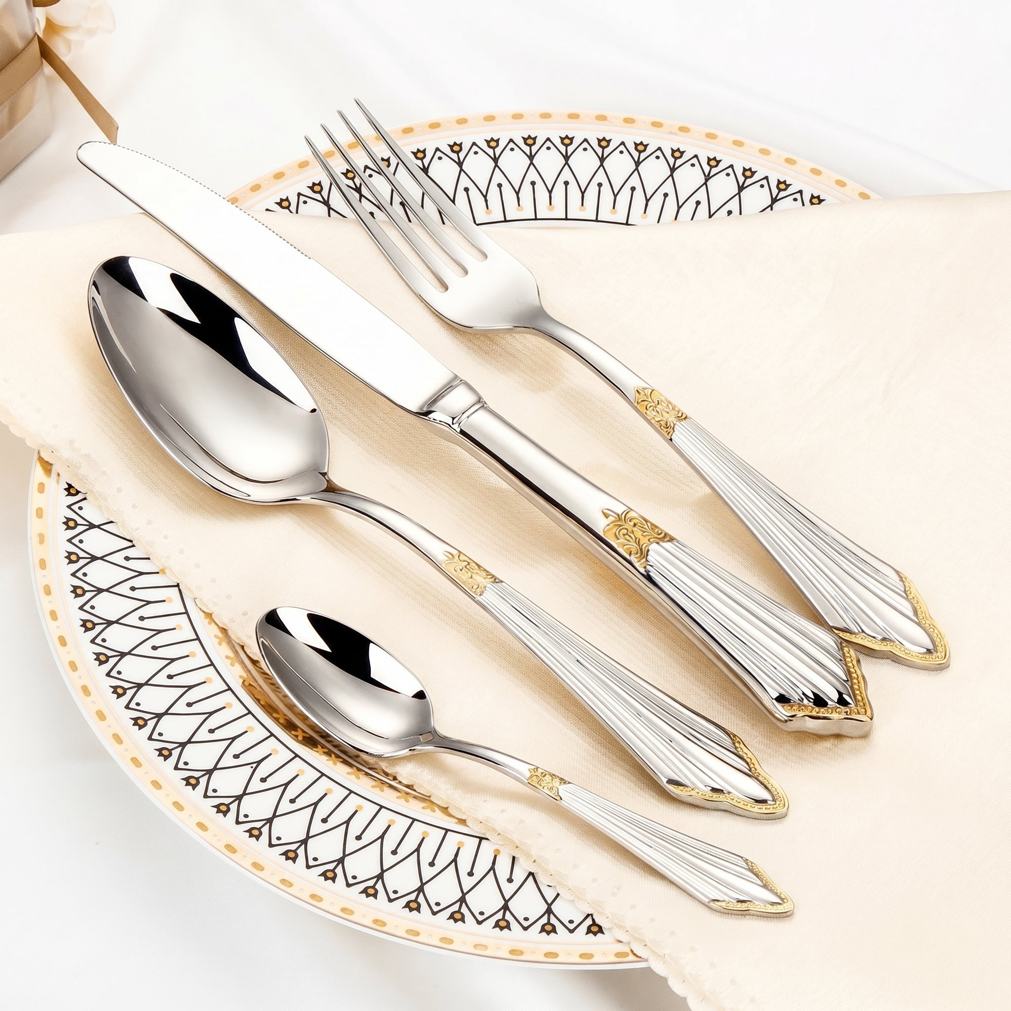 4 - teiliges Besteckset mit goldenen Details - Besteckset - Voldeva