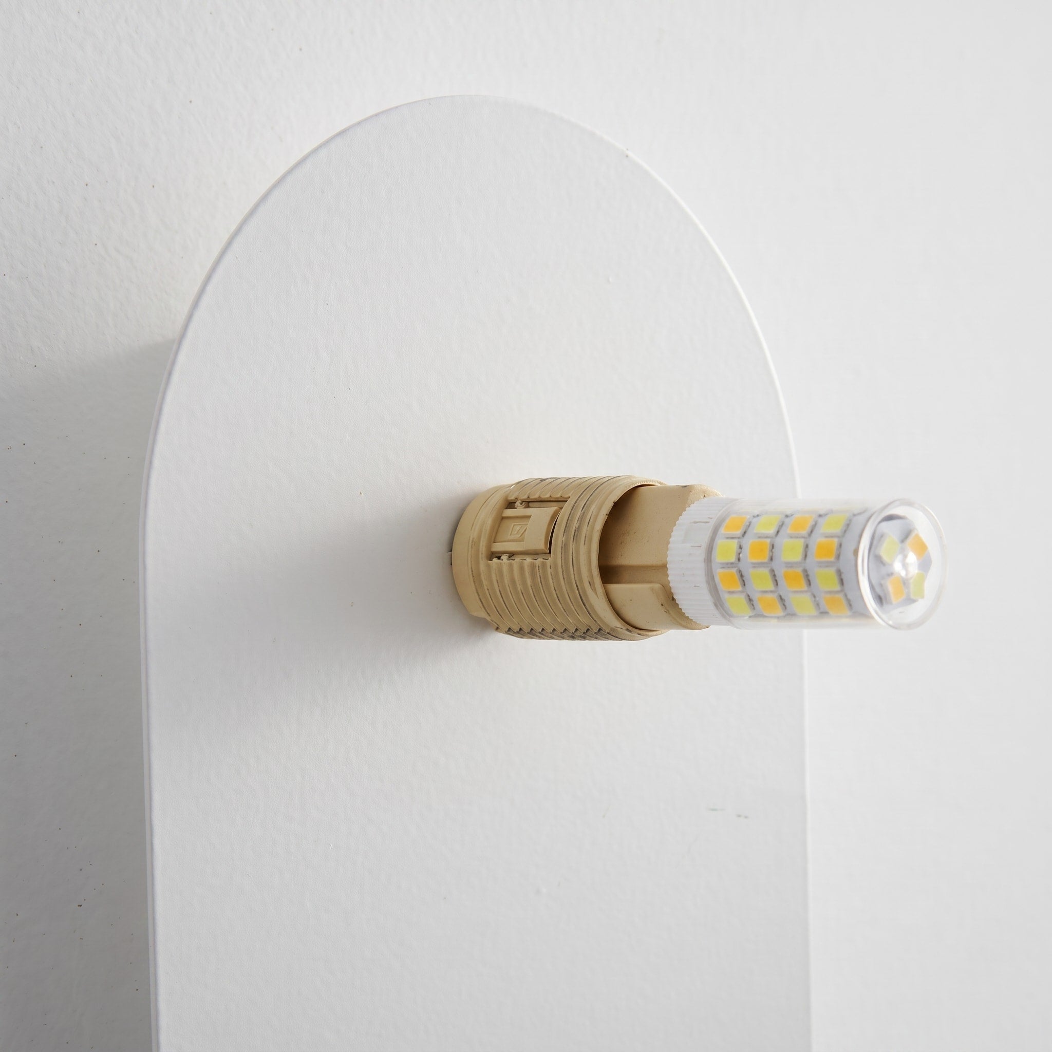 Moderne Wandleuchte mit Kugel und ovalem Sockel