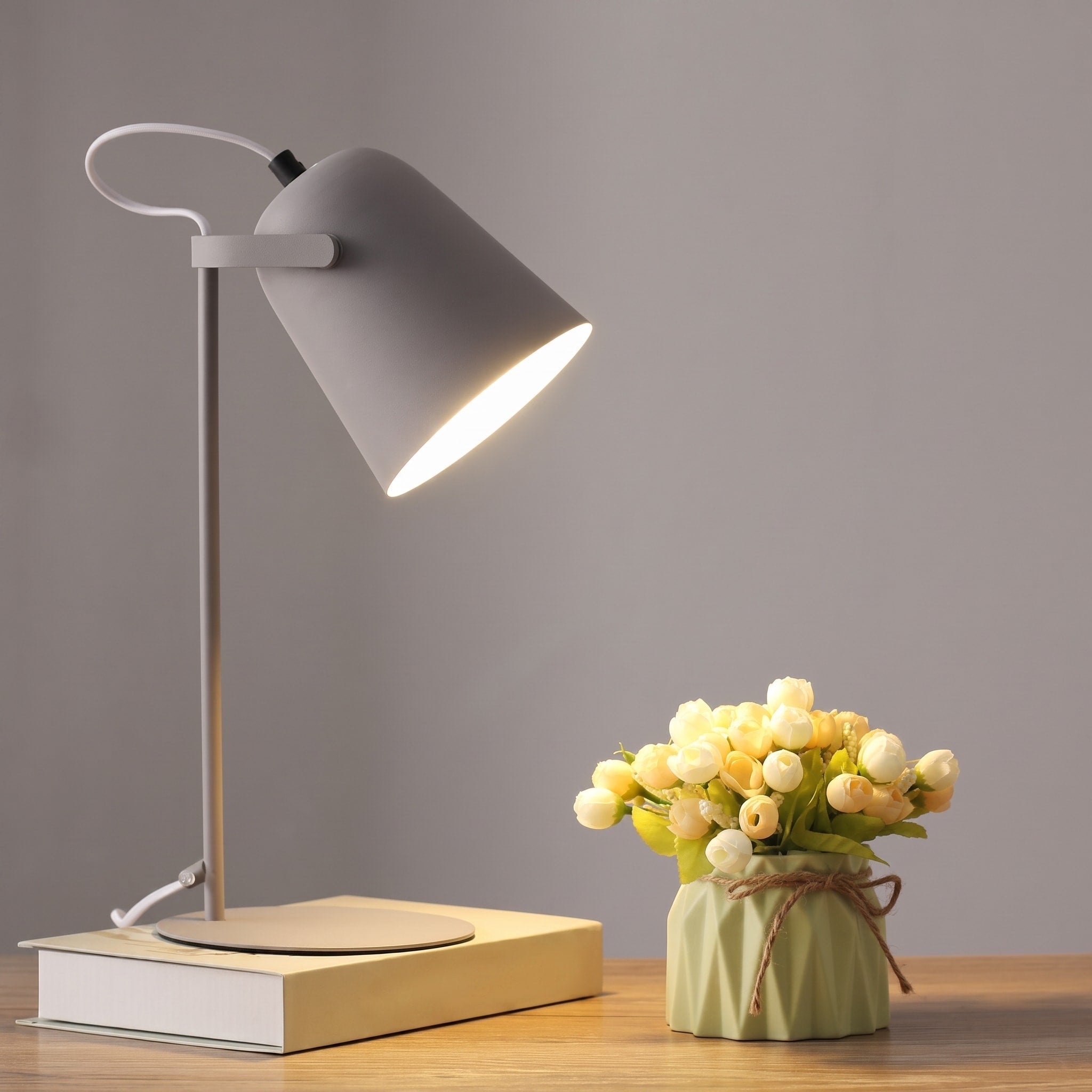 Moderne Tischlampe mit Metallschirm im Kegel-Design