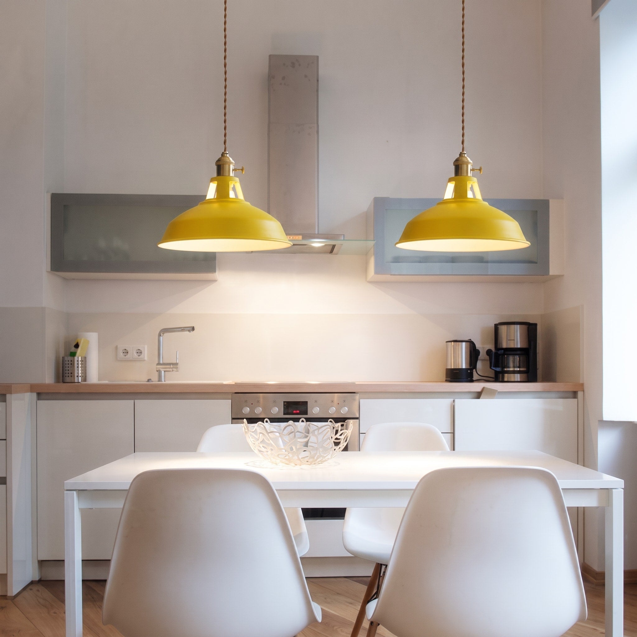 Industrielle Pendelleuchte mit Metallschirm im Retro-Design