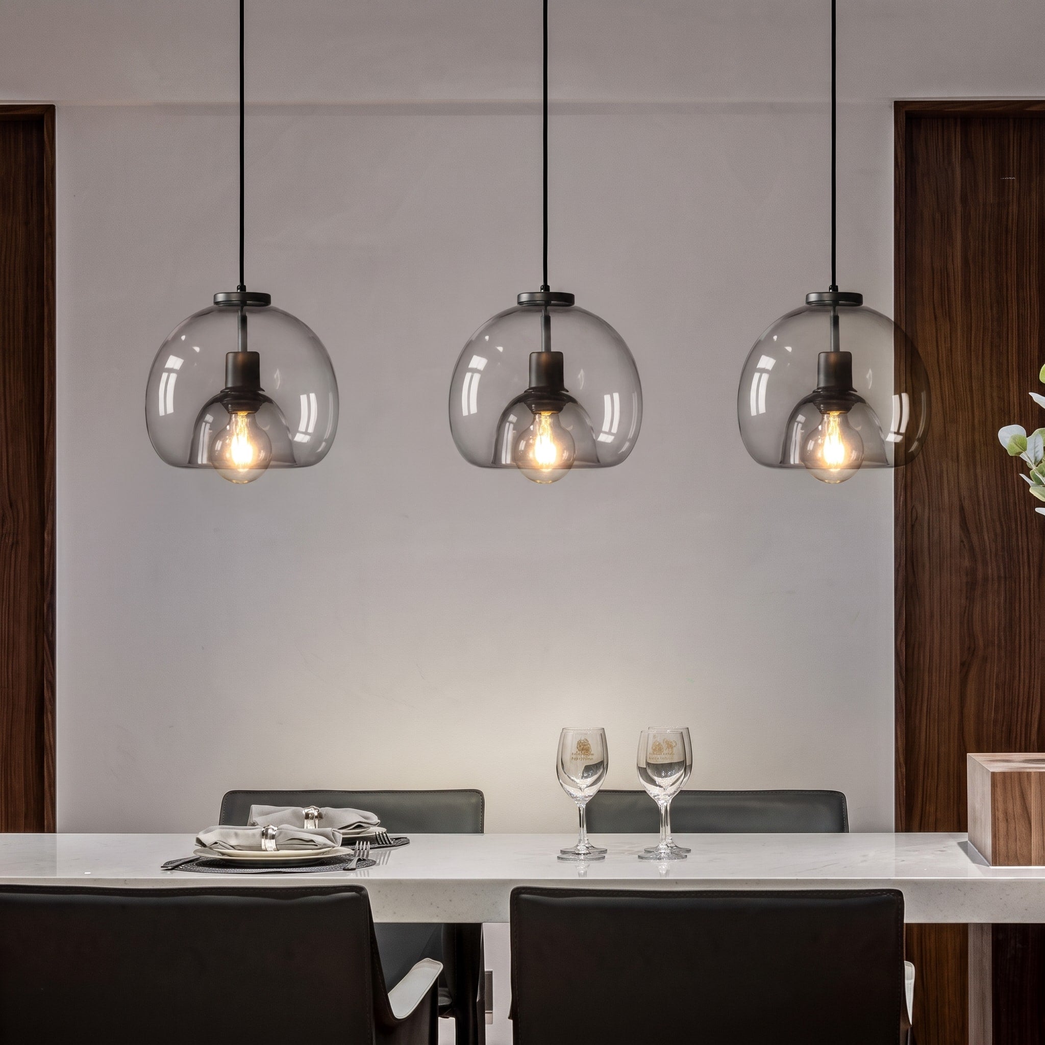 Kugelförmige Glas-Pendelleuchte im minimalistischen Design