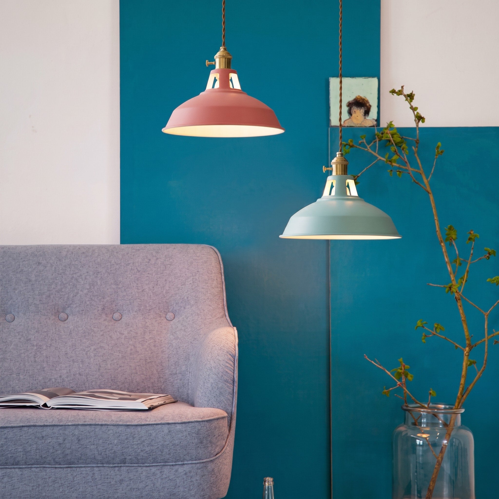 Industrielle Pendelleuchte mit Metallschirm im Retro-Design