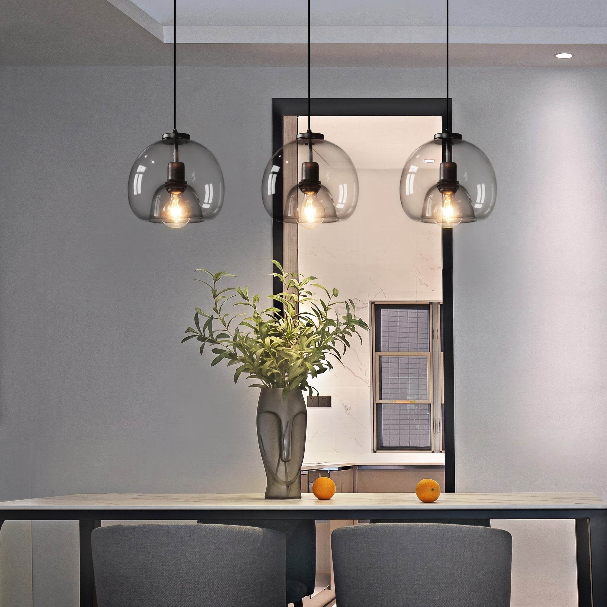 Kugelförmige Glas-Pendelleuchte im minimalistischen Design