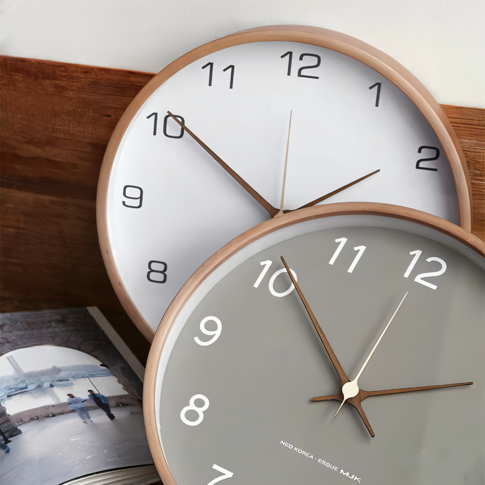 Nordische Wanduhr mit Lautlosem Uhrwerk und Holzrahmen