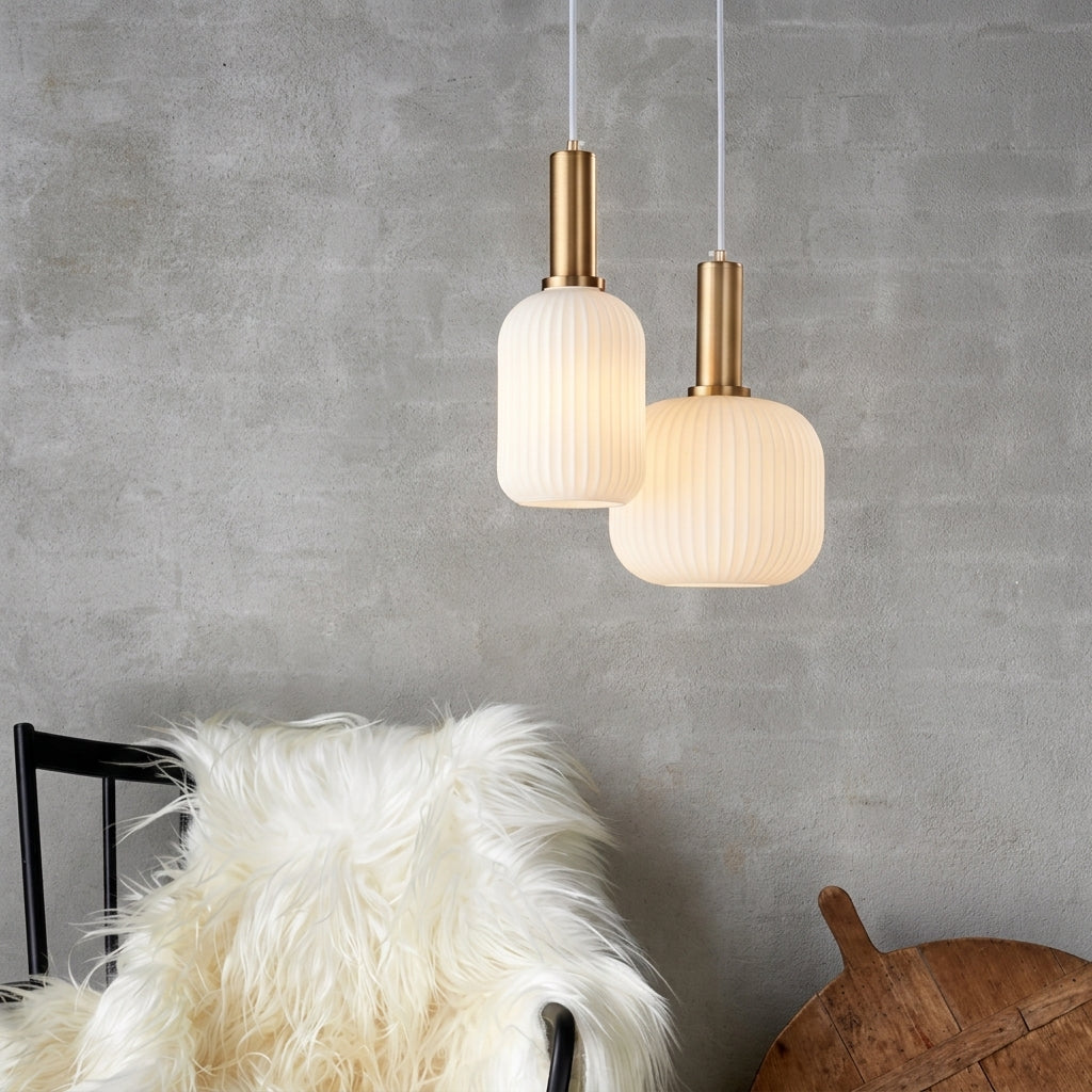 Vintage Gerippte Glas-Pendelleuchte mit Messingfassung