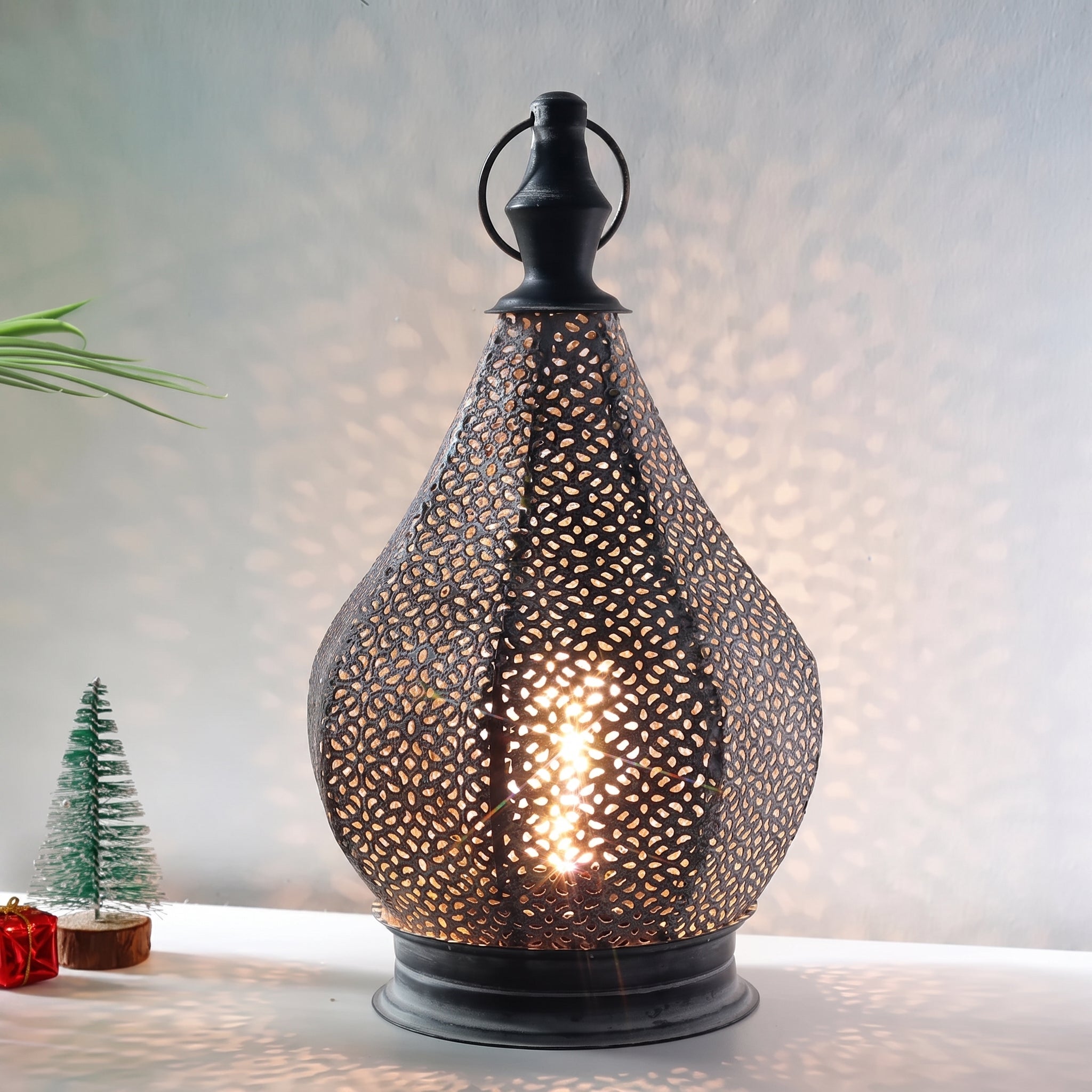 Orientalische Filigran-Tischlaterne mit Durchbrochenem Metallmuster