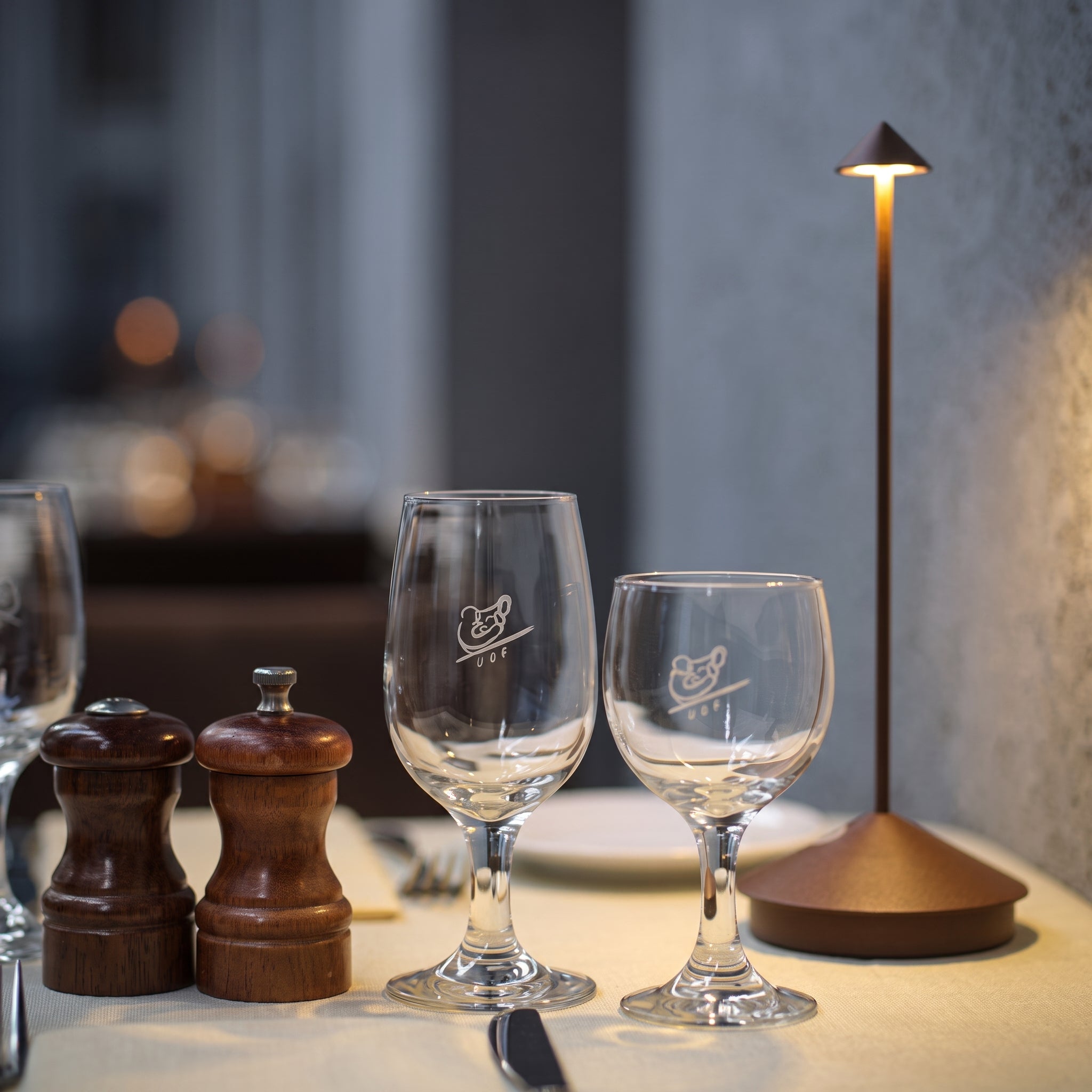 Wiederaufladbare kabellose schlanke Kegel-LED-Tischlampe