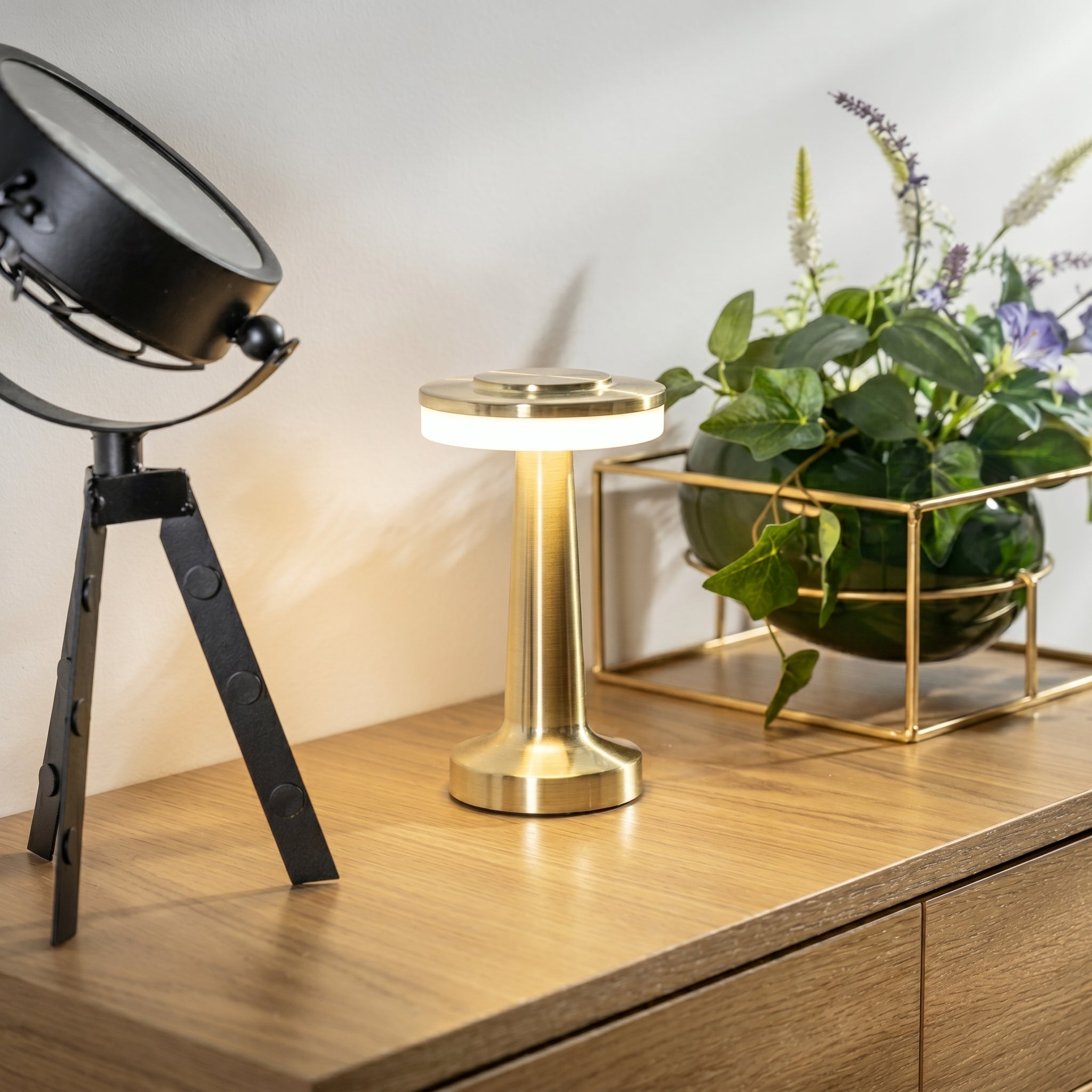 Kabellose LED Tischlampe mit Touch-Funktion und T-Design
