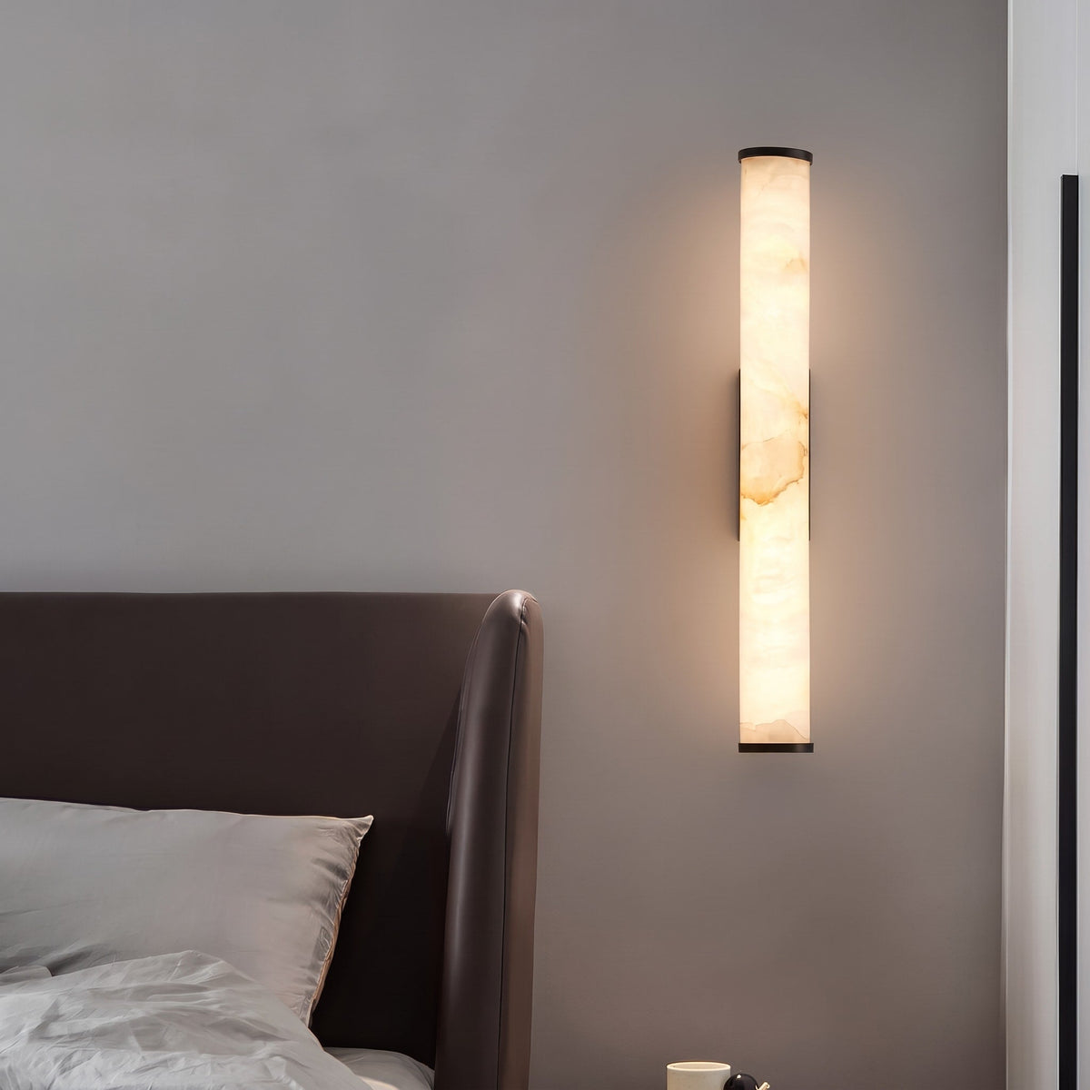 Alabaster Wandleuchte Zylindrisch mit Metallsockel - Wall Light Fixtures - Schwarz - Voldeva