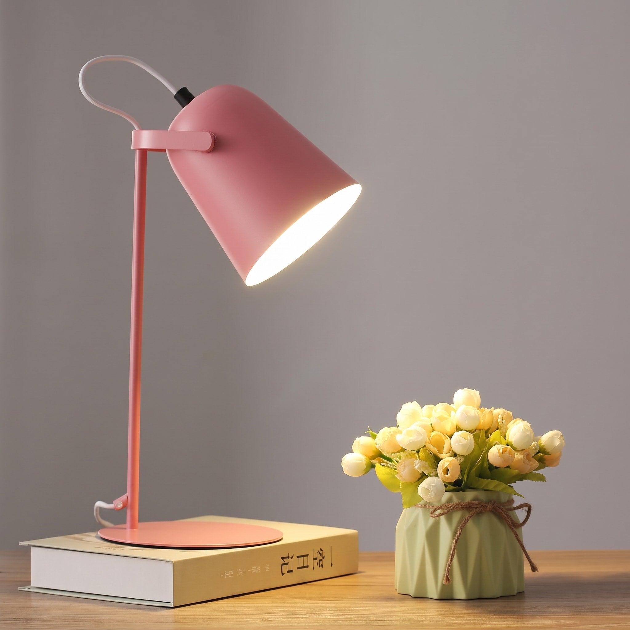 Moderne Tischlampe mit Metallschirm im Kegel-Design