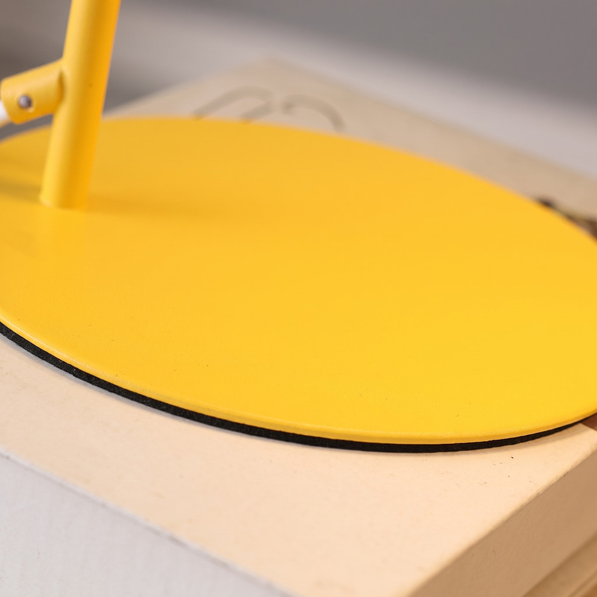 Moderne Tischlampe mit Metallschirm im Kegel-Design