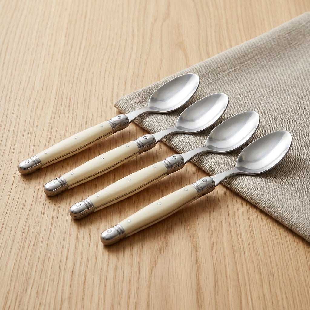 Besteckset mit hellem Griff in Holzoptik - Besteckset - 24 - teiliges Set - Voldeva