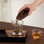 Borosilikat - Teekanne mit Edelstahl - Infuser und Griff aus Naturholz für Teegenuss - 550 ml - Voldeva