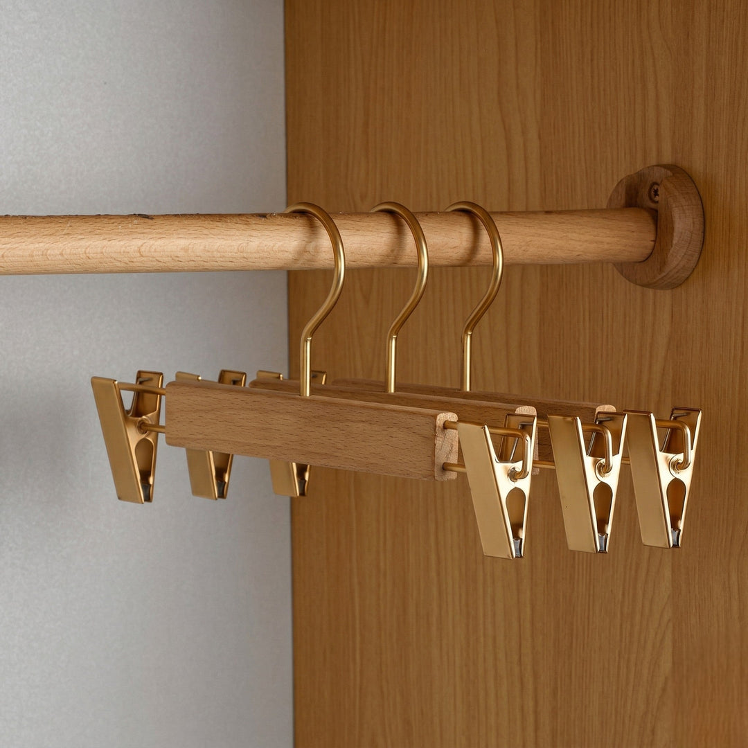 Breiter Kleiderbügel für eine ordentliche Garderobe - Schlafzimmer - Voldeva