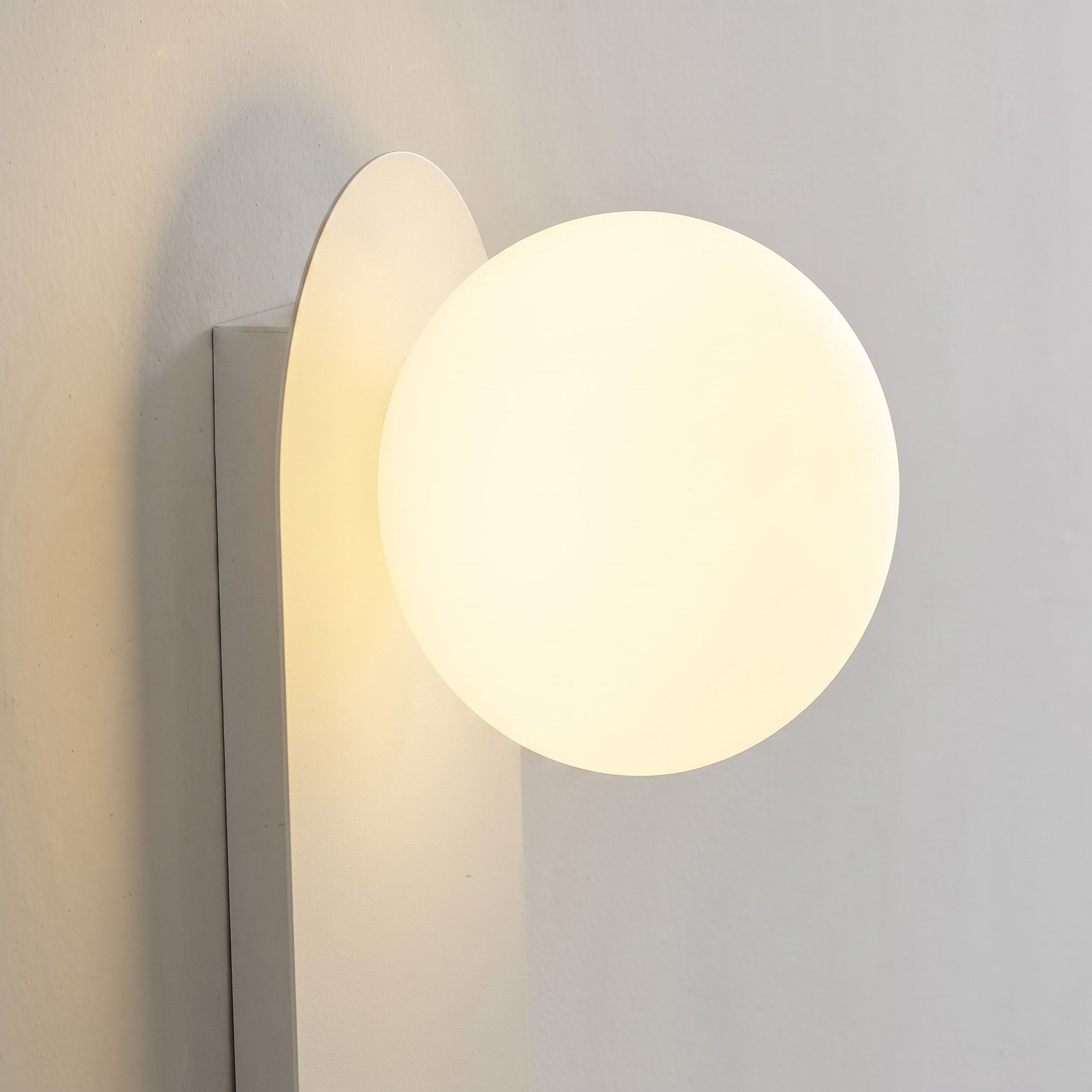 Moderne Wandleuchte mit Kugel und ovalem Sockel
