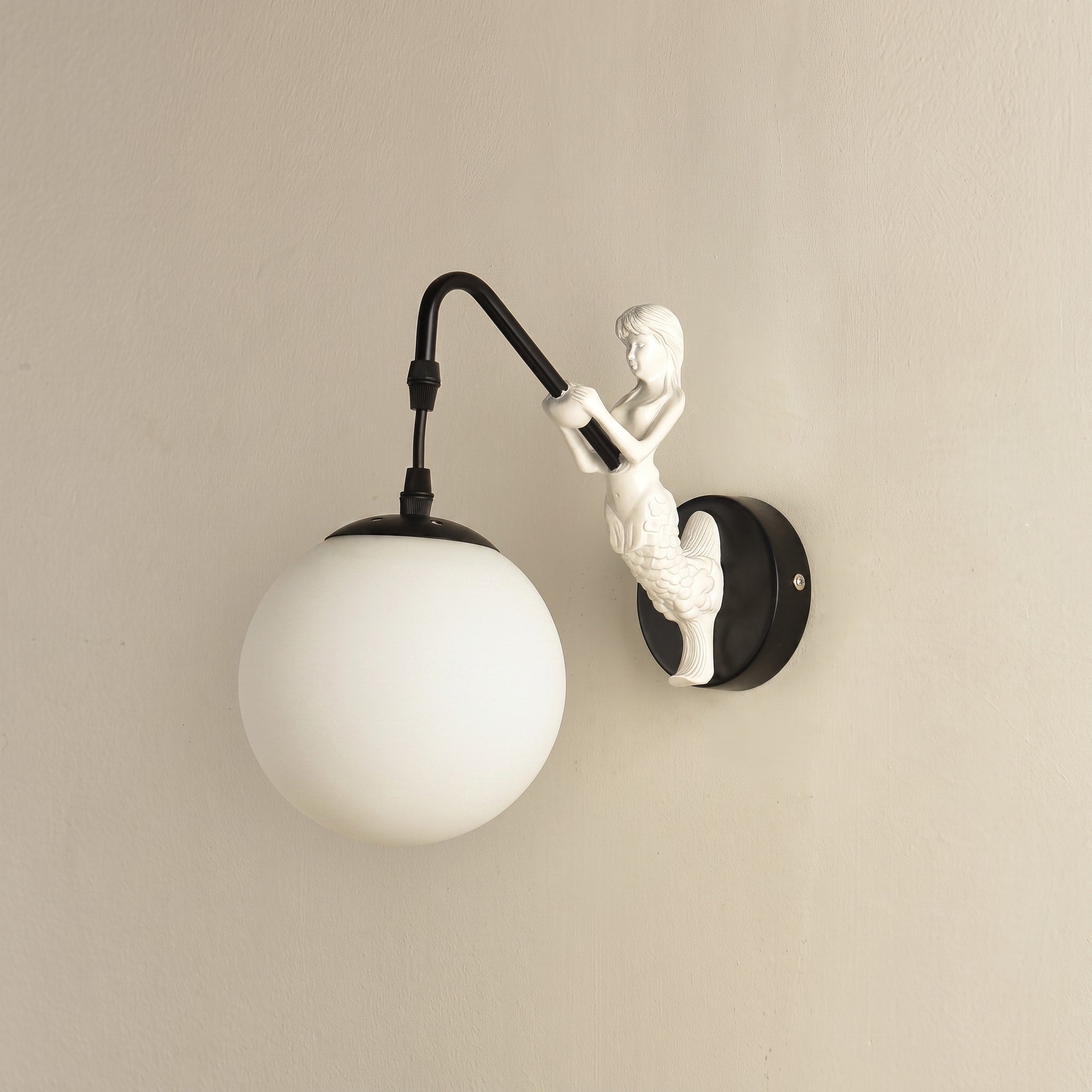 Wandleuchte Meerjungfrau Glaskugel Design