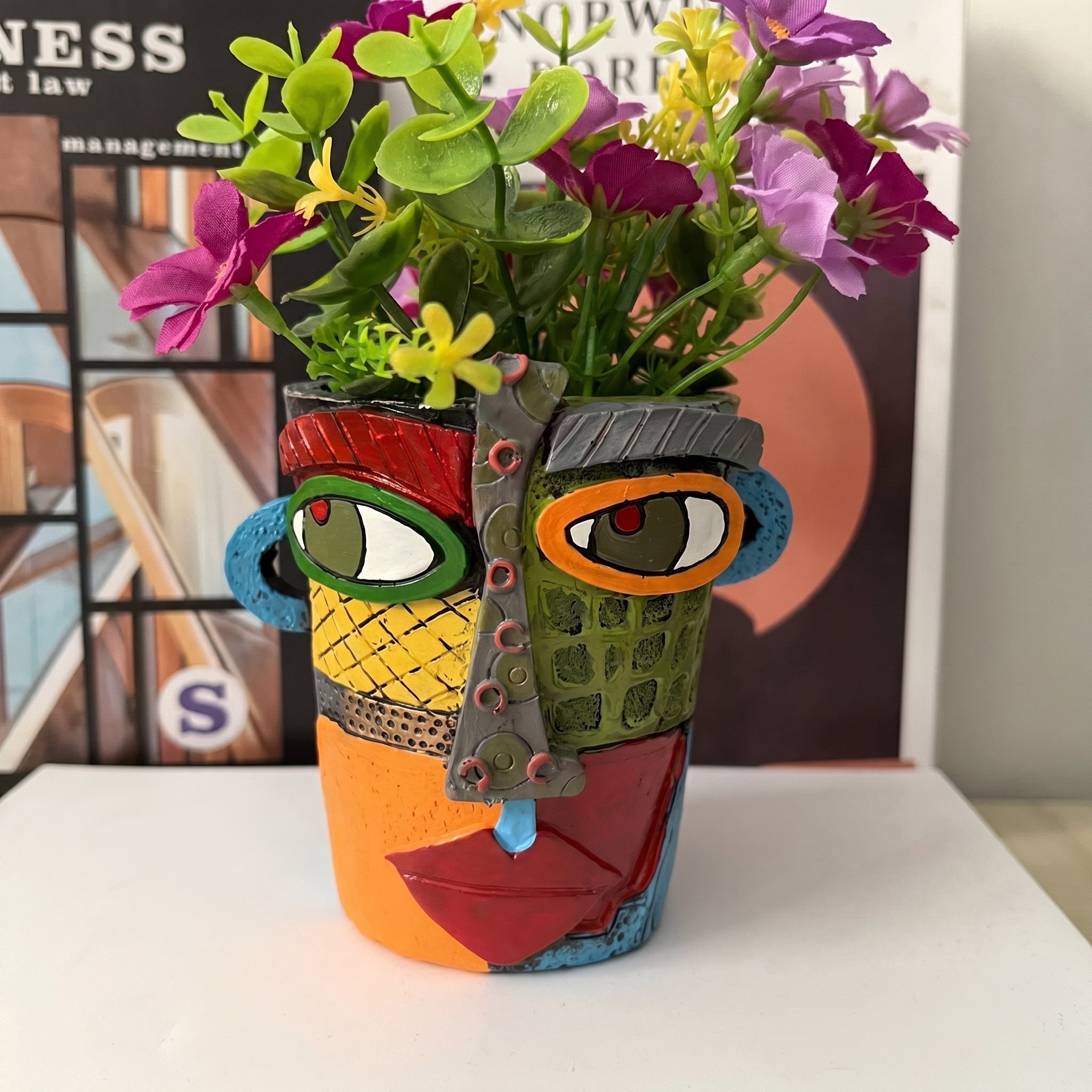 Dekorative Blumenvase im Abstrakten Gesichtsdesign - Vasen - Voldeva