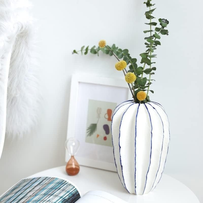 Dekorative Vase mit geriffelter Struktur - Vasen - Voldeva