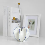 Dekorative Vase mit geriffelter Struktur