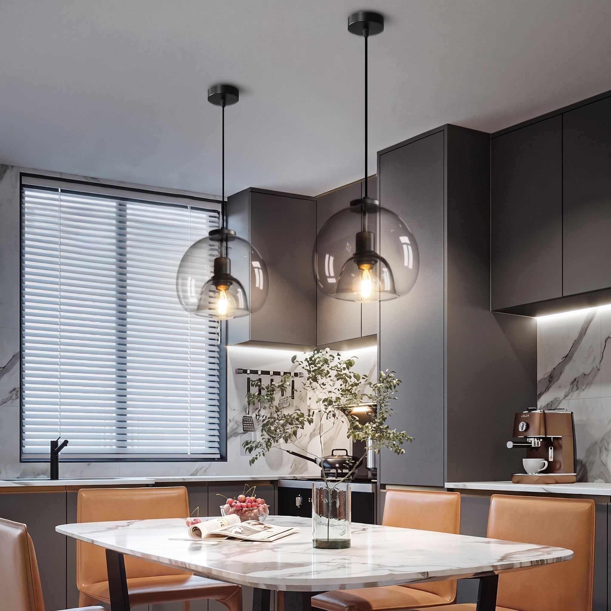 Kugelförmige Glas-Pendelleuchte im minimalistischen Design