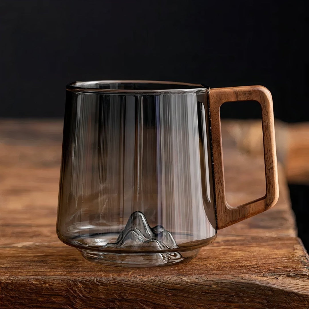 Elegant geneigte Kaffeetassen aus rauchigem Glas mit Walnussholzgriff - Becher - Voldeva