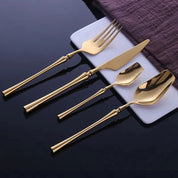 Goldbesteckset mit einem Löffel mit eckiger Spitze - Besteck - Set - 4 - Teilig - Voldeva