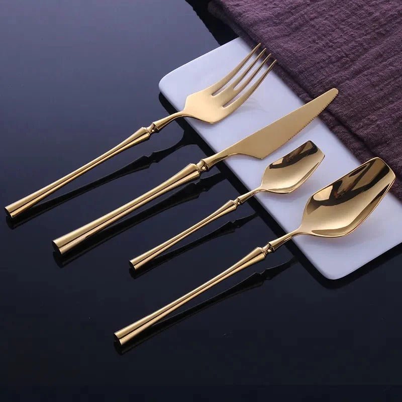 Goldbesteckset mit einem Löffel mit eckiger Spitze - Besteck - Set - 4 - Teilig - Voldeva