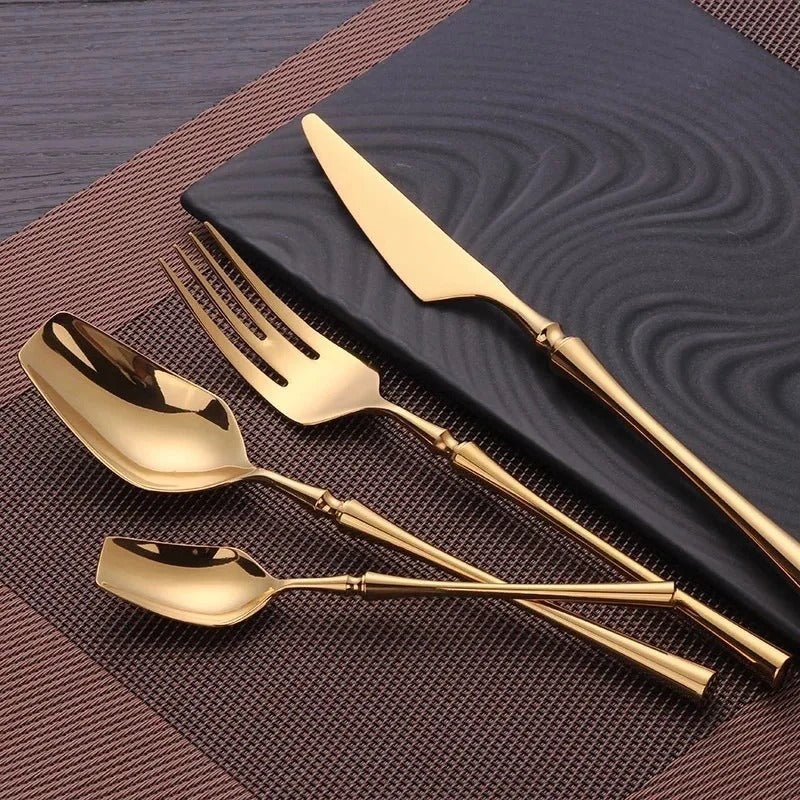Goldbesteckset mit einem Löffel mit eckiger Spitze - Besteck - Set - 4 - Teilig - Voldeva