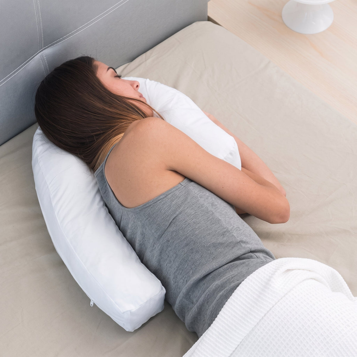 Ergonomisches Seitenschläferkissen mit Ohrloch - Body Pillows - Weiß - Voldeva