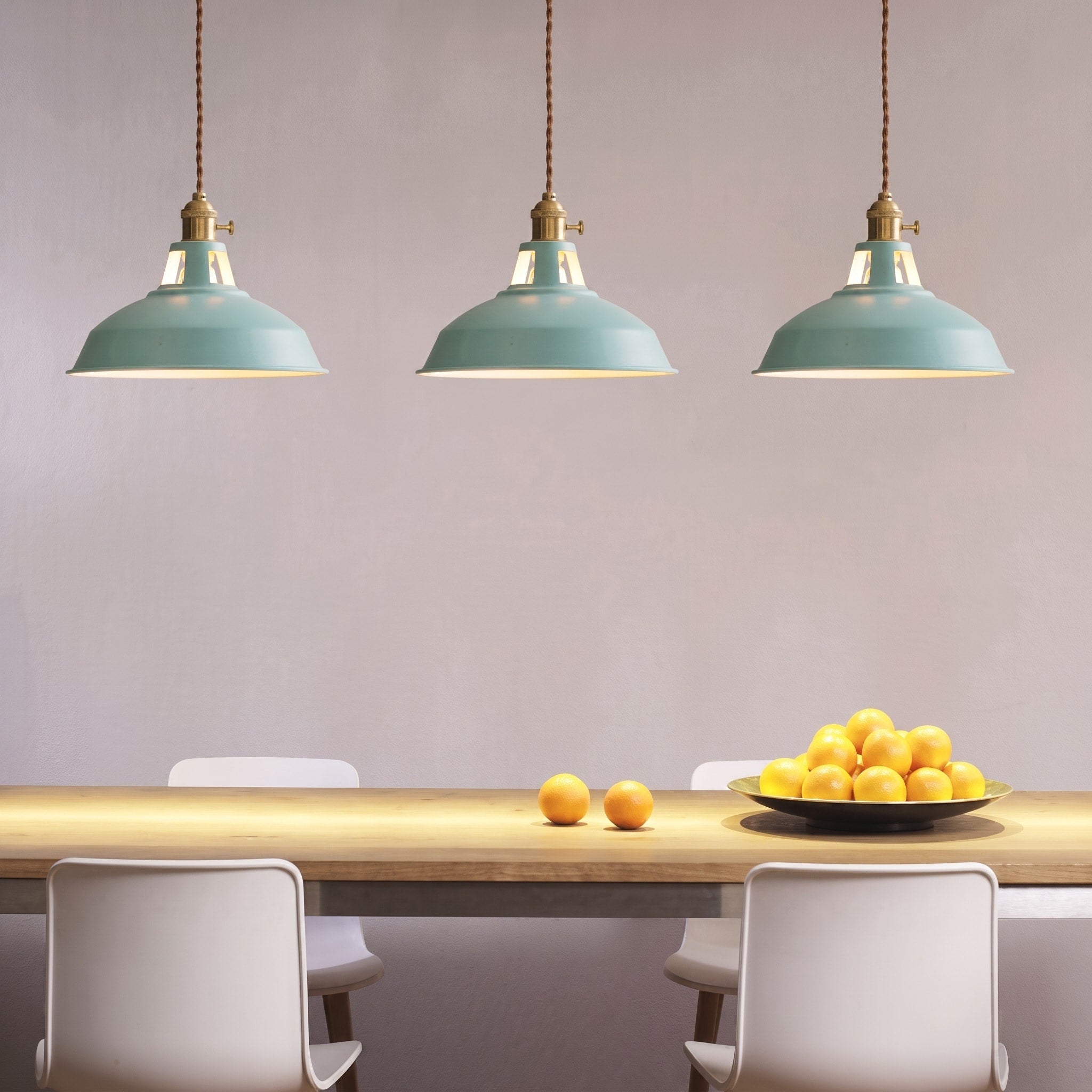 Industrielle Pendelleuchte mit Metallschirm im Retro-Design