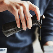 Fabian – Keramik Ölflasche mit Ausgießer für Küche & Tisch - Ölflasche - Weiß - Voldeva