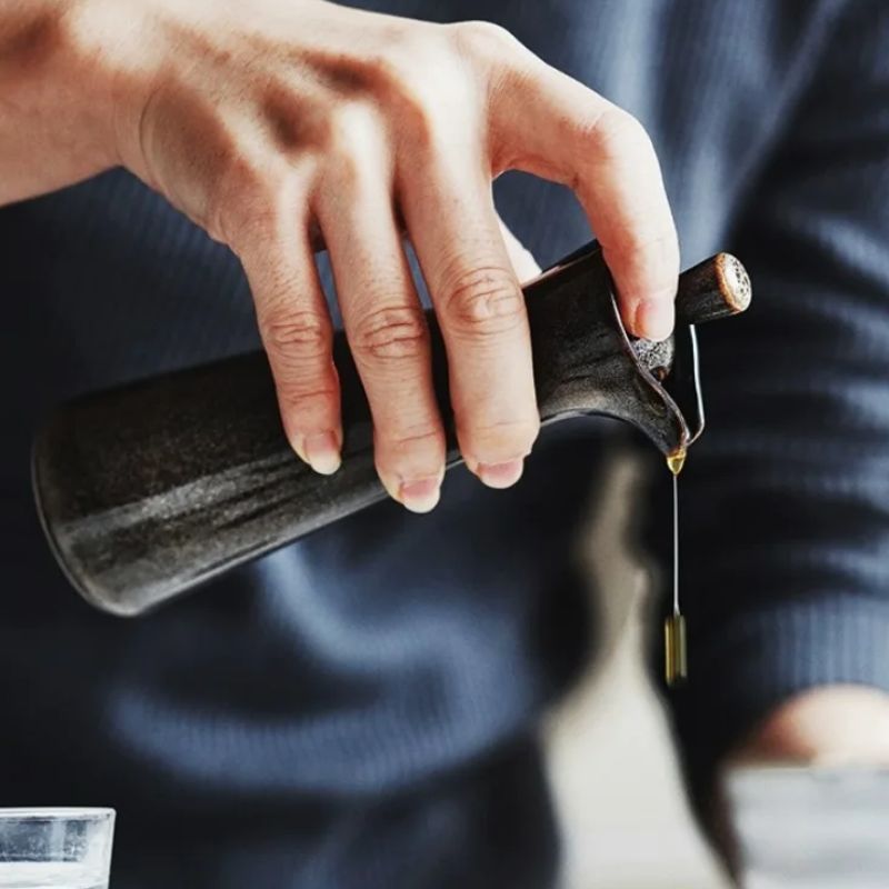 Fabian – Keramik Ölflasche mit Ausgießer für Küche & Tisch - Ölflasche - Weiß - Voldeva