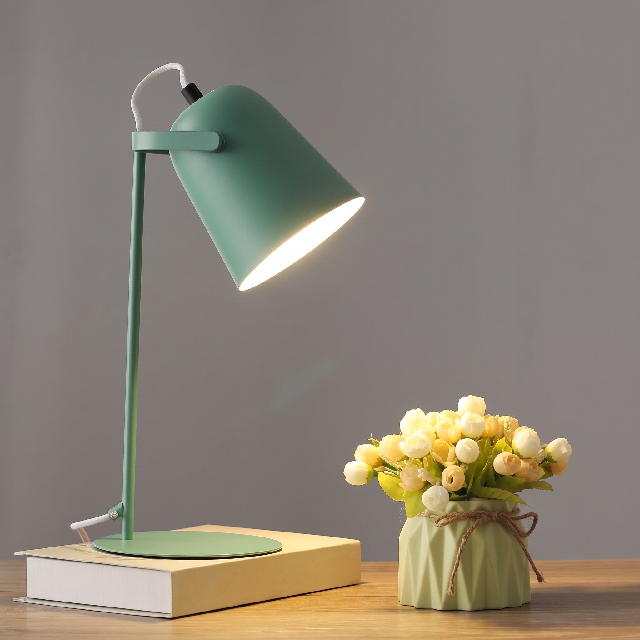 Moderne Tischlampe mit Metallschirm im Kegel-Design