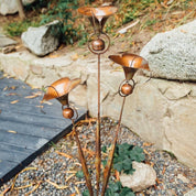 Gartenstecker Calla - Lilie Dreifach mit Glocken Kupferoptik - Gartenstecker - Voldeva