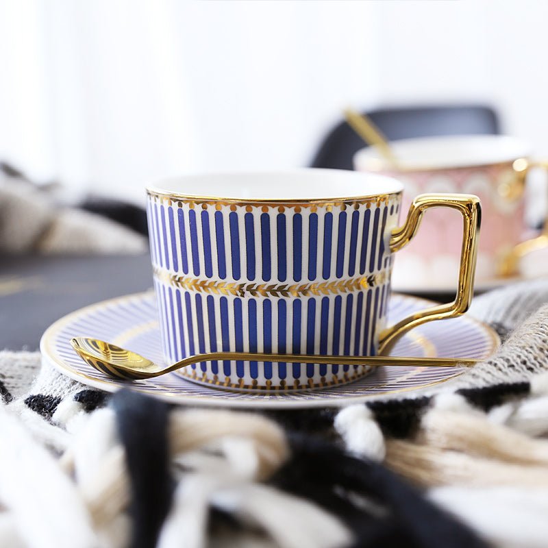 Gemustertes Teetassen-Set mit Goldenen Griffen und Untertasse - Teetassen - Blau - Voldeva