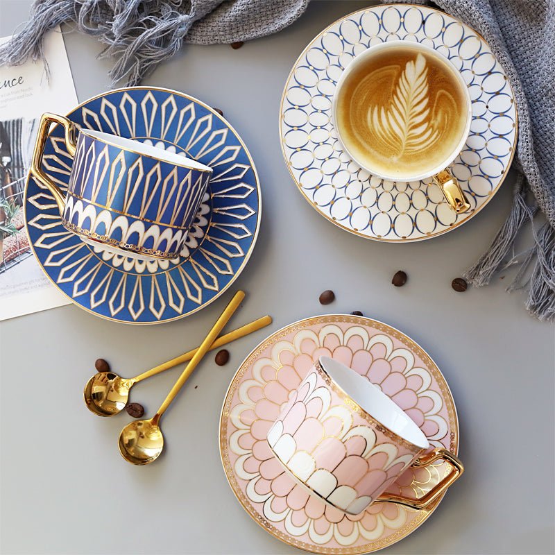 Gemustertes Teetassen-Set mit Goldenen Griffen und Untertasse - Teetassen - Rosa - Voldeva