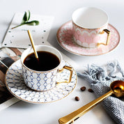 Gemustertes Teetassen-Set mit Goldenen Griffen und Untertasse - Teetassen - Rosa - Voldeva