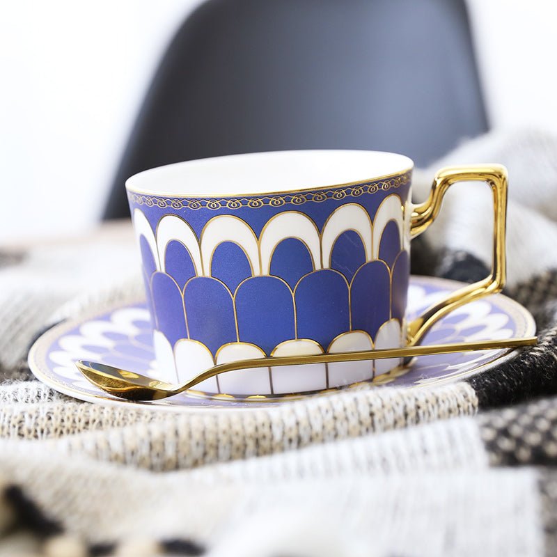 Gemustertes Teetassen-Set mit Goldenen Griffen und Untertasse - Teetassen - Blau - Voldeva